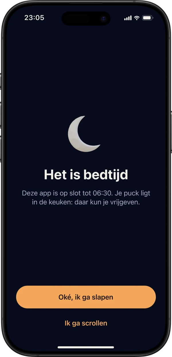 iPhone showing the bedtime screen of the app, in Dutch: an app is locked until 06:30, with one button to go to sleep and one to keep scrolling