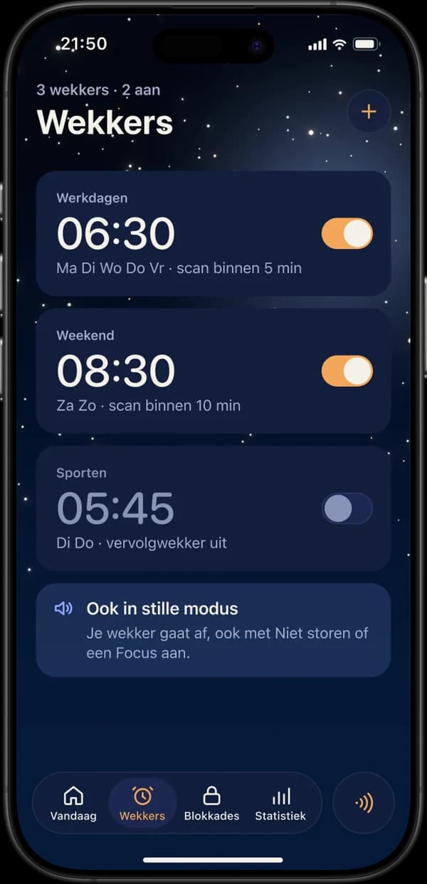 iPhone showing the Alarms screen of the Hop Awake app, in Dutch: weekdays 06:30 and weekend 08:30 switched on