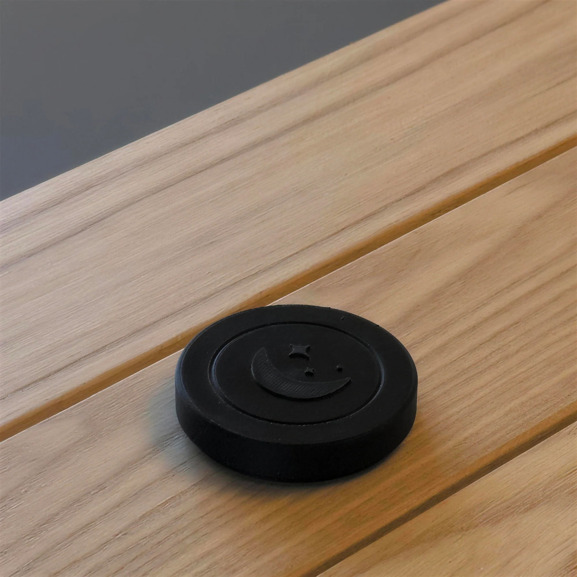 De Sleepslab op een houten tafel, met de maan en drie sterren in reliëf op de bovenkant